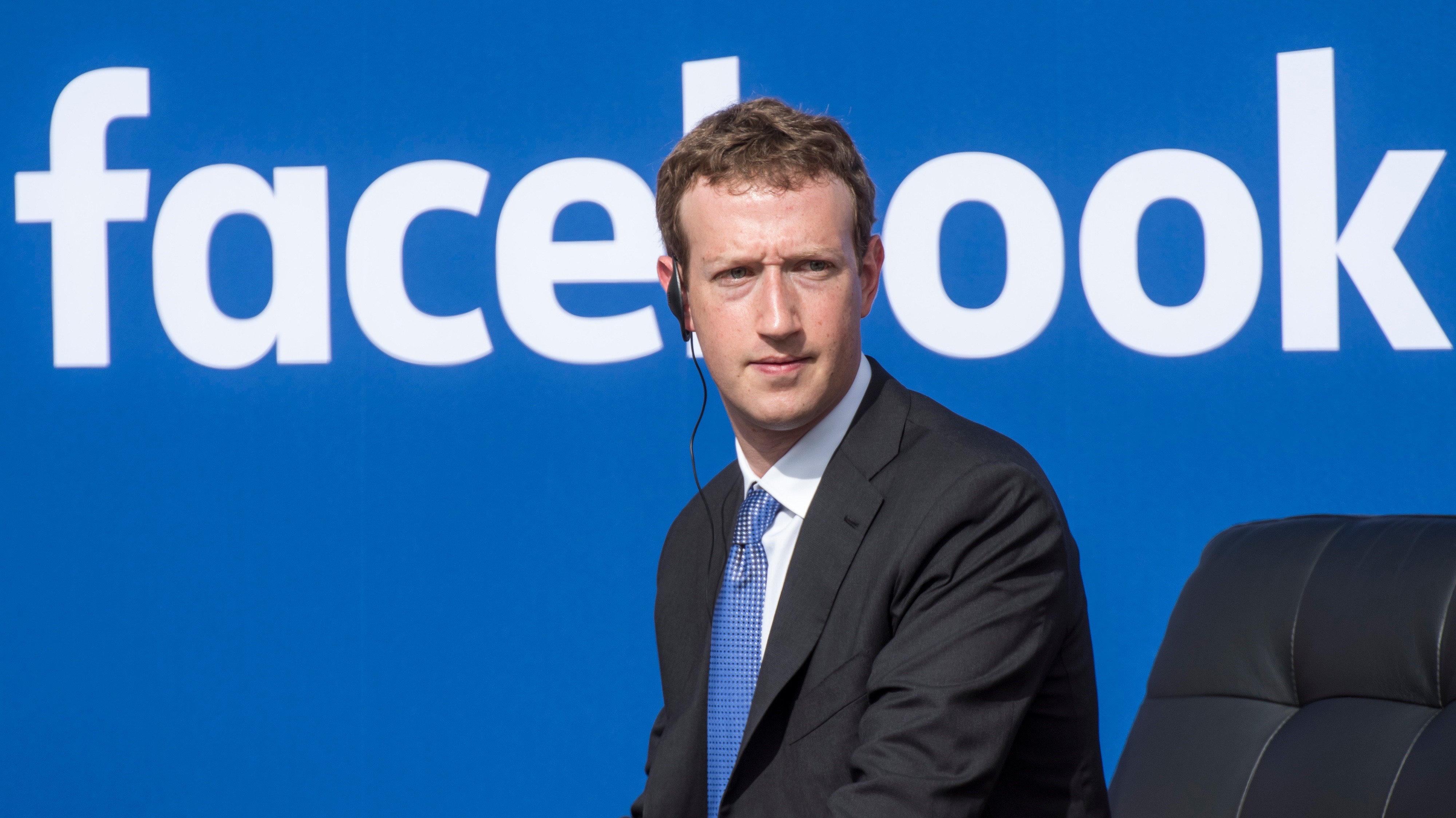 زوكربرج يتعهد بمراجعة السياسات الخاصة بمحتوى فيسبوك