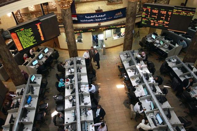 البورصة تقلص مكاسبها الصباحية إلى 0.93% وسط مبيعات من المصريين والعرب