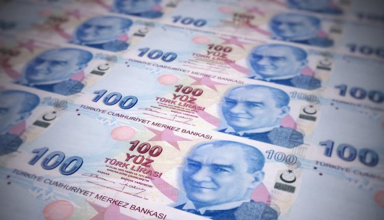 الليرة التركية تفقد بعض المكاسب بعد يوم من رفع أكبر من المتوقع للفائدة