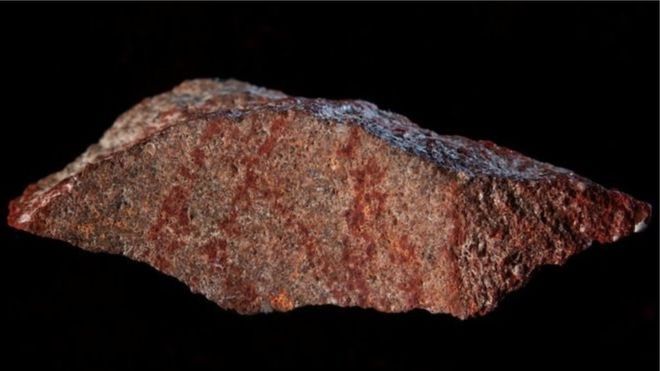 اكتشاف أقدم رسم في العالم على صخرة صغيرة في جنوب افريقيا
