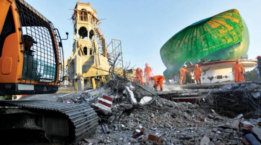 مقتل 384 شخصا بعد زلزال وأمواج مد في إندونيسيا