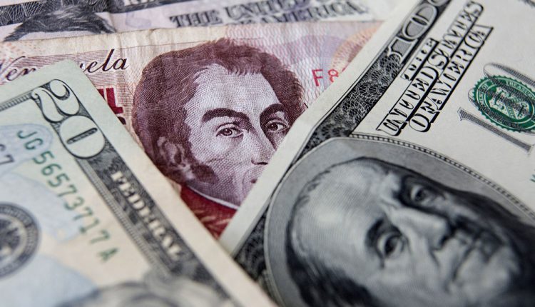 فنزويلا تسمح ببيع الدولار عبر البنوك الخاصة وشركات الصرافة