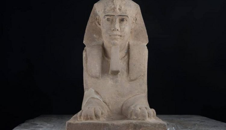 تمثال مصنوع من الحجر الرملي لأبو الهول.
