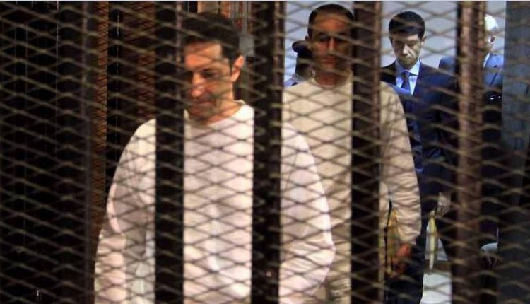 مدرعة لنقل جمال وعلاء مبارك إلي سجن طرة