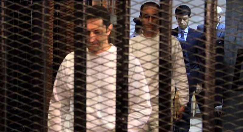 مدرعة لنقل جمال وعلاء مبارك إلي سجن طرة