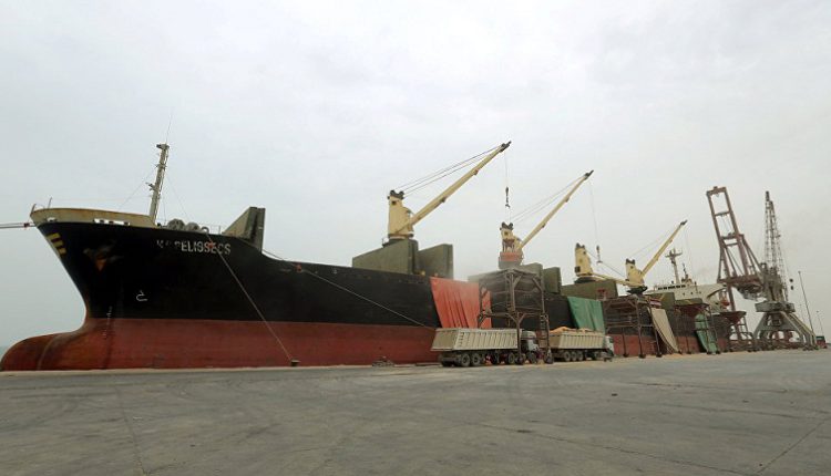احتجاز عشر سفن نفطية وتجارية في ميناء الحديدة