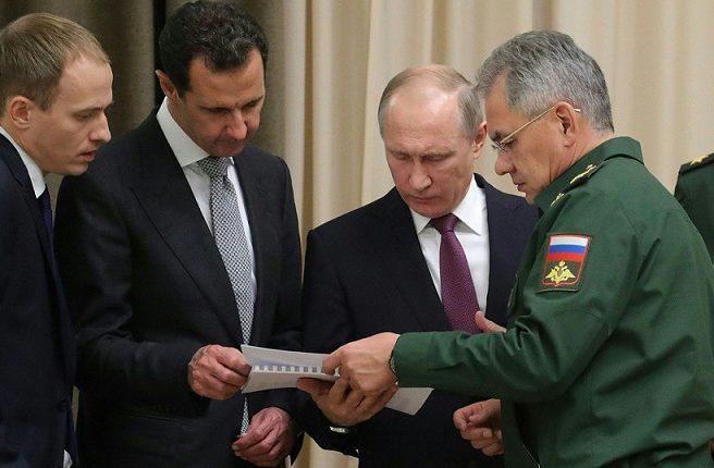 صورة أرشيفية تظهر بوتين متوسطا بشار الأسد ووزير الدفاع الروسي