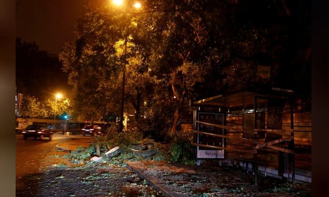 العاصفة ليزلي تضرب البرتغال وتتسبب في قطع الكهرباء عن آلاف المنازل