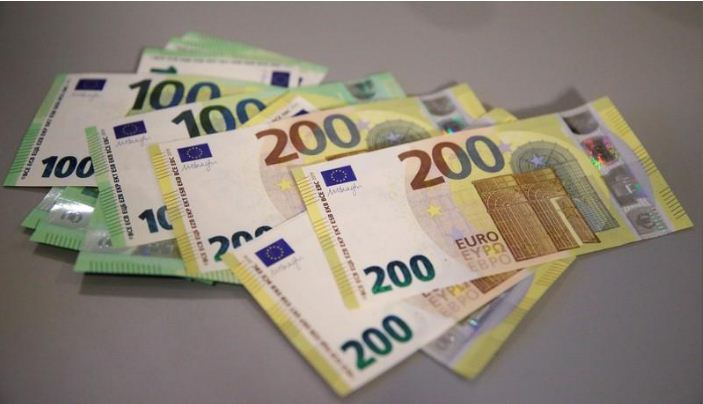 اليورو يتراجع أمام الدولار