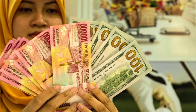 روبية إندونيسيا تتراجع أمام الدولار إلي أدني مستوى منذ الأزمة الآسيوية