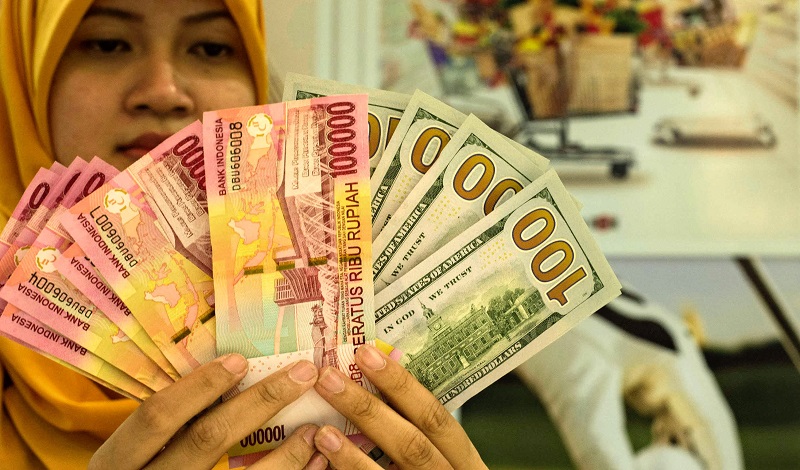 روبية إندونيسيا تتراجع أمام الدولار إلي أدني مستوى منذ الأزمة