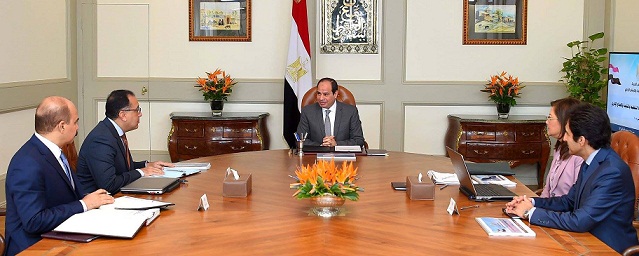 السيسي يجتمع برئيس الوزراء ووزيرة التخطيط
