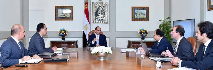 جانب من اجتماع السيسي مع رئيس الوزراء ووزير المالية