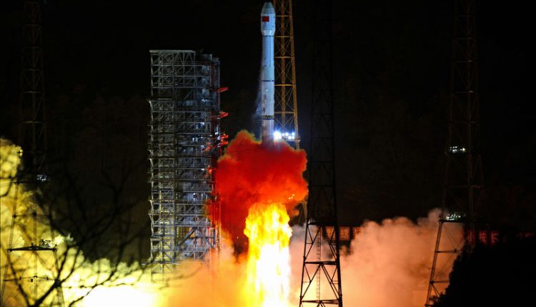 الصين تطلق أول مسبار للهبوط على الجانب المعتم من القمر