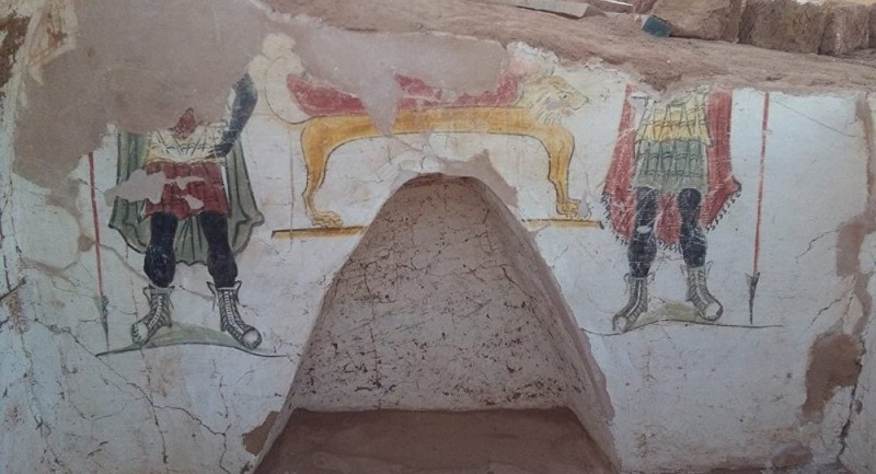 وزارة الآثار تعلن الكشف عن مقبرتين أثريتين بالوادي الجديد