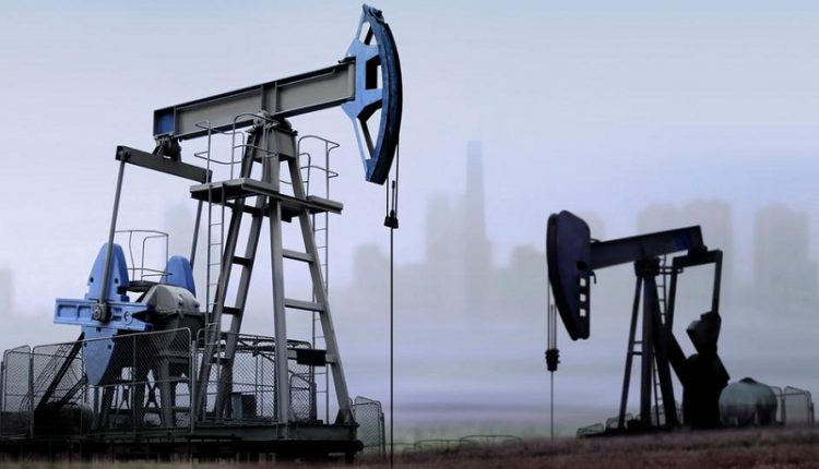 النفط يغلق على انخفاض طفيف بفعل بيانات اقتصادية أمريكية متباينة وزيادة المخزونات