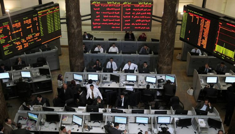 البورصة تقلص مكاسبها الصباحية منتصف التعاملات بدفع مبيعات المستثمرين المصريين