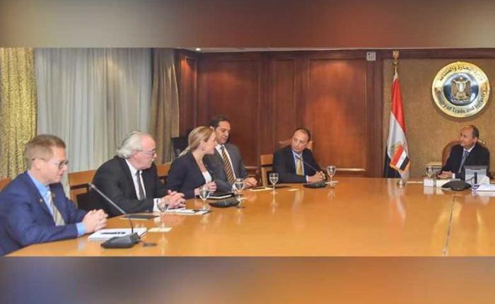 وزير التجارة يبحث مع شركة يو بى إس تسهيل نقل الصادرات المصرية