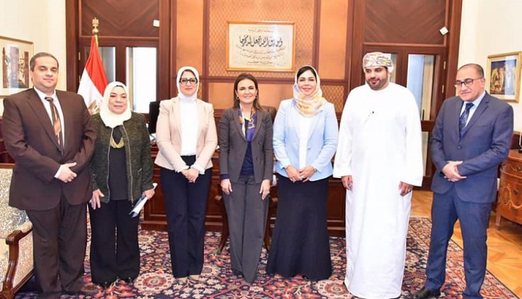 وزيرتا الصحة والاستثمار تبحثان مع مستثمر عماني ضخ استثمارات جديدة في صناعة الدواء