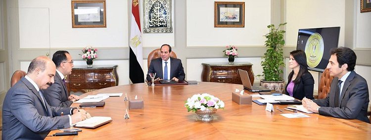 الرئيس السيسي خلال اجتماعه مع مدبولي ووزيرة السياحة