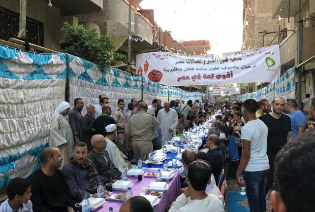 شبرا الخير واتصالات مصر تنظمان أطول مائدة إفطار جماعي في القليوبية