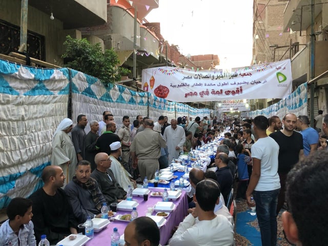 شبرا الخير واتصالات مصر تنظمان أطول مائدة إفطار جماعي في القليوبية
