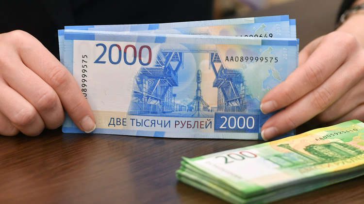 الروبل الروسي يتجه نحو تسجيل ارتفاع أسبوعي أمام الدولار