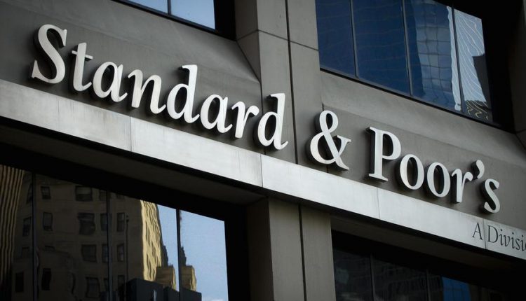 ستاندرد آند بورز: النمو السريع للائتمان أثر على سيولة البنوك السعودية
