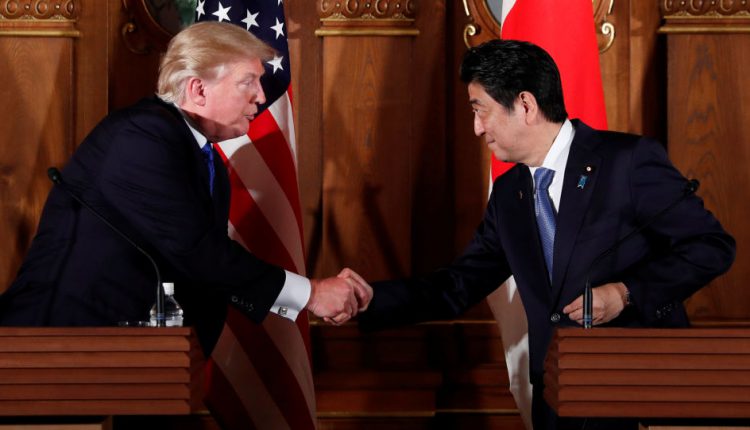 الرئيس الأمريكي دونالد ترامب و رئيس الوزراء الياباني شينزو أبي