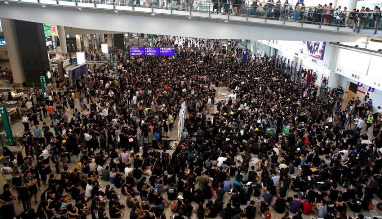 مطار هونج كونج يلغي الرحلات لليوم الثاني