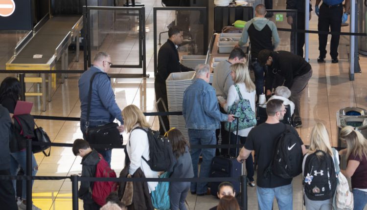 عطل يصيب عدة مطارات أمريكية ويسبب تأخر آلاف المسافرين