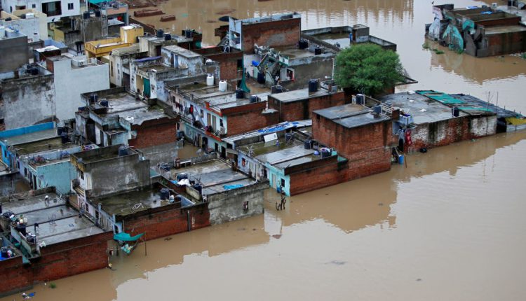 الفيضانات تودي بحياة أكثر من 270 شخصا في الهند وتشرد مليونا