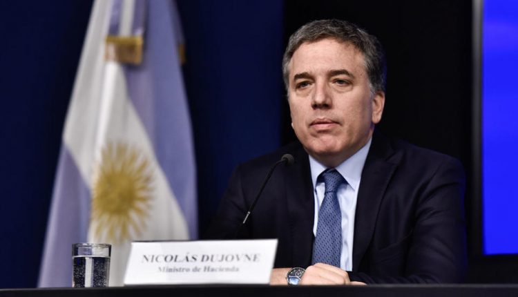 وزير الخزانة الأرجنتيني يقدم استقالته وسط أزمة اقتصادية حادة