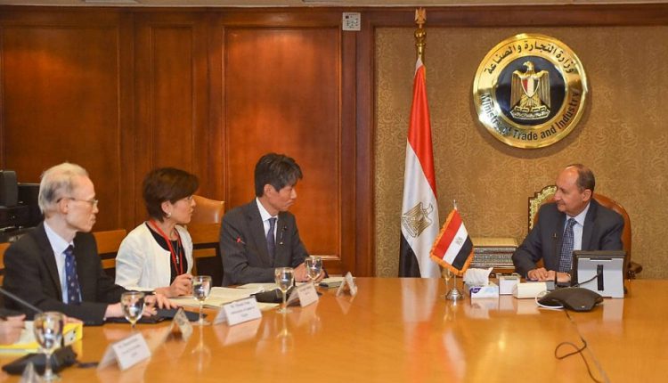 وزير التجارة يبحث مع وفد حكومي ياباني تعزيز التعاون الاقتصادي بين البلدين