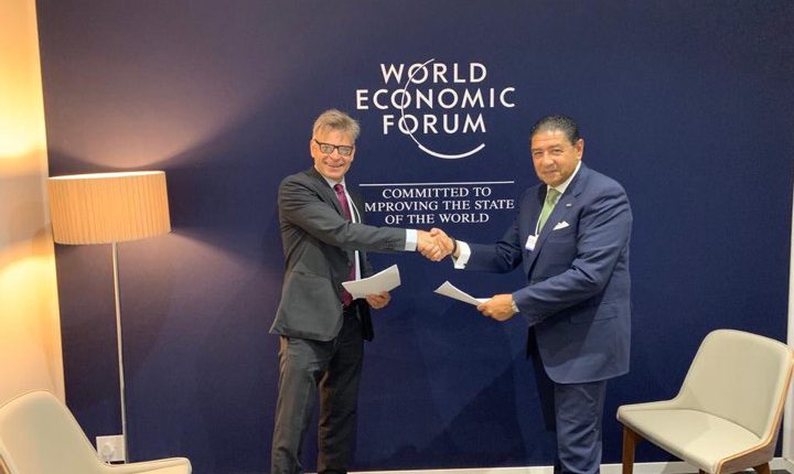 توقيع اتفاقية شراكة بين التجاري الدولي والمنتدى الاقتصادي العالمي