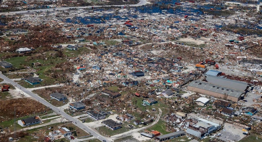 إعصار دوريان بأمريكا يقتل العشرات ويشرد الآلاف