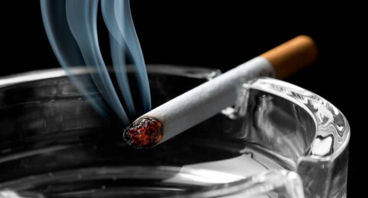 الولايات المتحدة تقر قانونا جديدا برفع سن شراء التبغ إلى 21 عاما