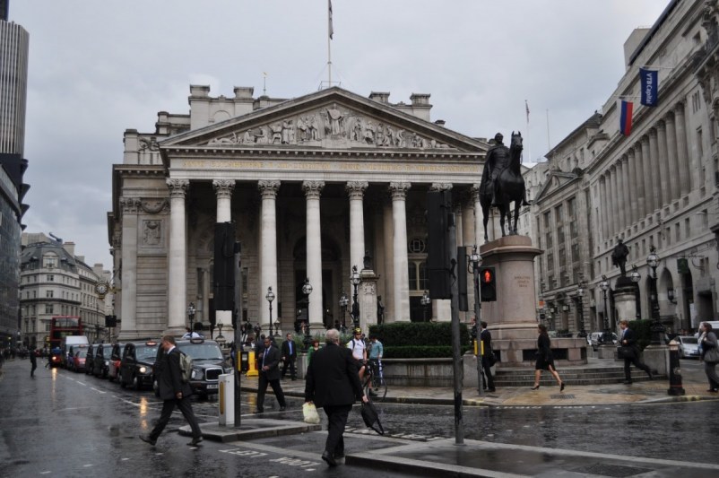 بنك إنجلترا يبقي على أسعار الفائدة دون تغيير للمرة الخامسة على التوالي