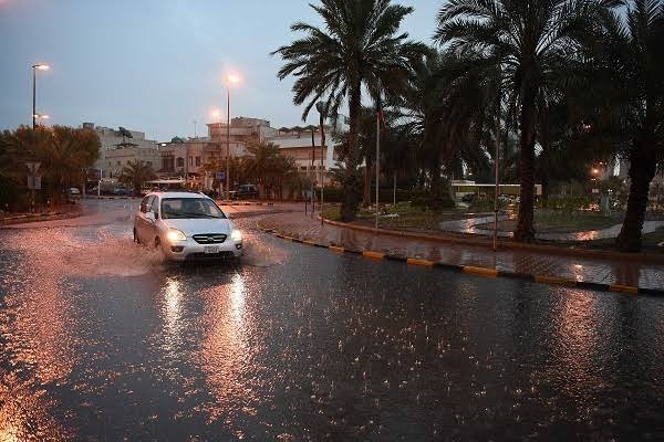 الحكومة تناشد المواطنين عدم الخروج يومي الخميس والجمعة بسبب سوء الطقس