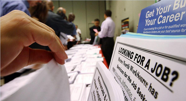 طلبات إعانة البطالة الأمريكية تخالف التوقعات وترتفع إلى 221 ألفا