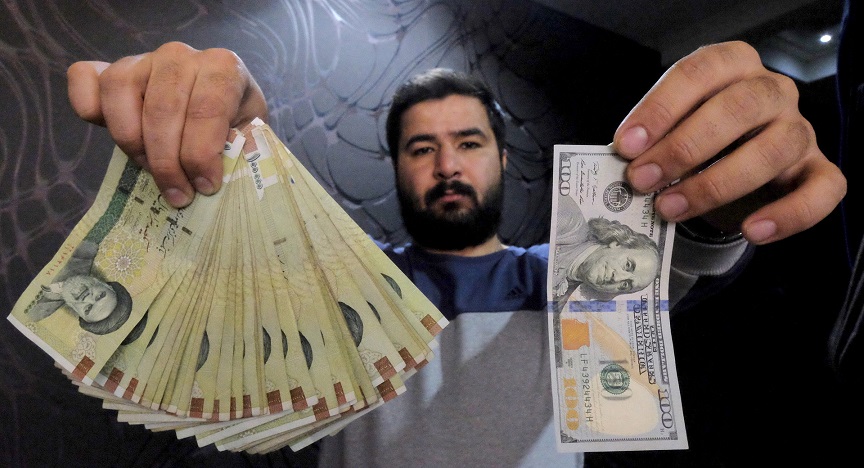 الريال الإيراني يهبط إلى مستوى قياسي أمام الدولار