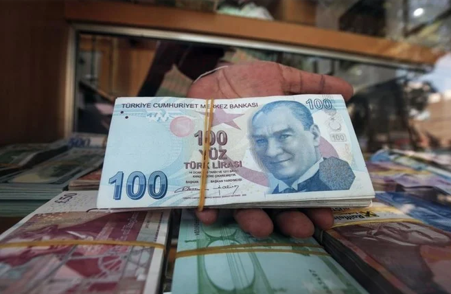 الليرة التركية تتراجع لأدنى مستوى لها على الإطلاق مقابل الدولار