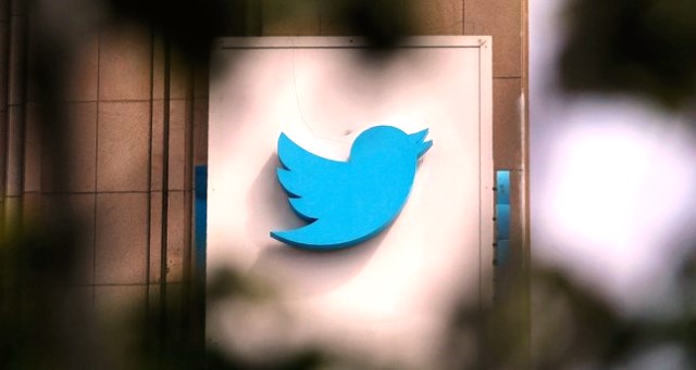 أسهم تويتر تصعد أكثر من 12% بعد أنباء اعتزام ماسك استكمال صفقة الاستحواذ