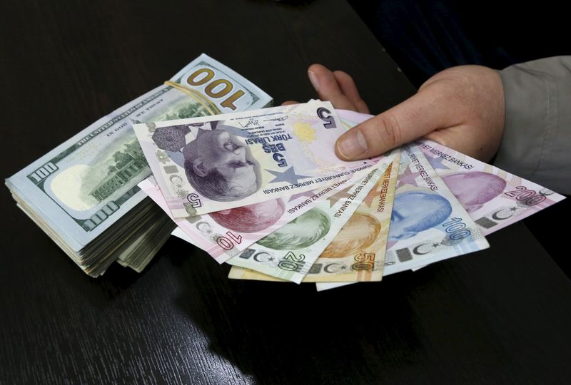 العملة التركية تهبط لمستويات قياسية متدنية