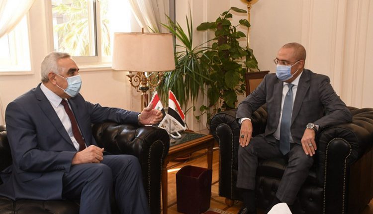 وزير الإسكان يبحث مع السفير العراقي سبل نقل الخبرات المصرية فى مجال البناء والتعمير
