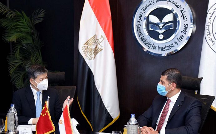 رئيس هيئة الاستثمار يبحث مع السفير الصيني تيسير إجراءات جذب الاستثمارات الجديدة إلى مصر