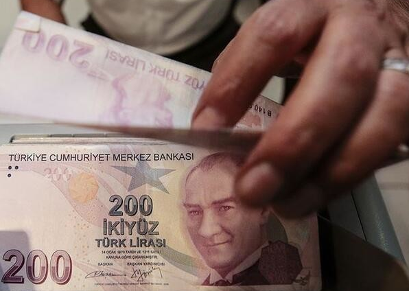 الليرة التركية تواصل التراجع أمام الدولار