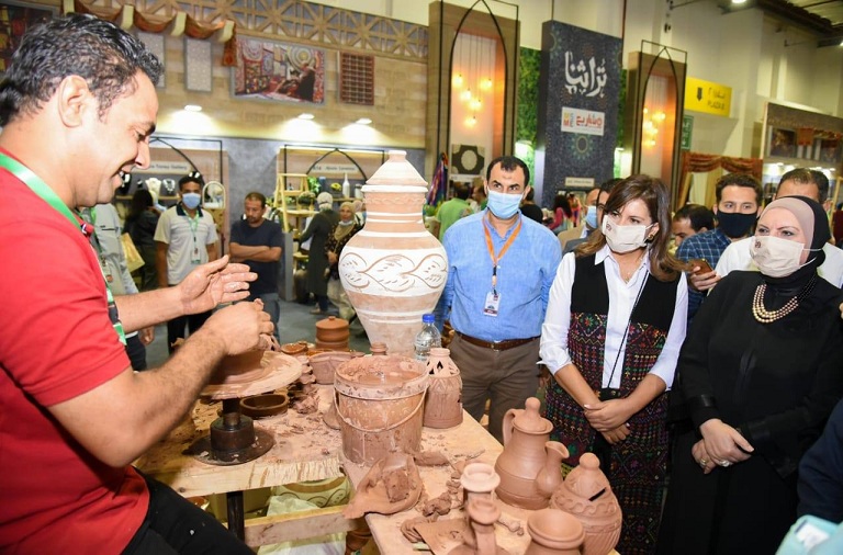 وزيرتا الهجرة والتجارة تتفقدان معرض تراثنا للحرف والمنتجات اليدوية