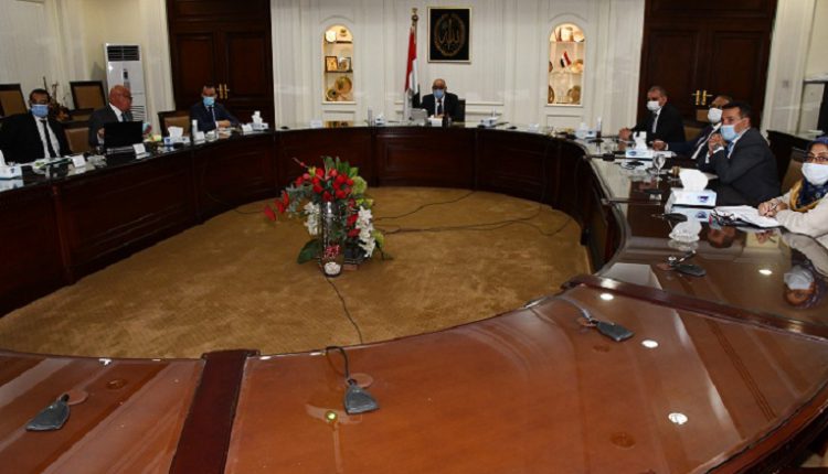 وزير الإسكان يستعرض البدائل المقترحة لتطوير عدد من المناطق غير المخططة بالقاهرة والجيزة