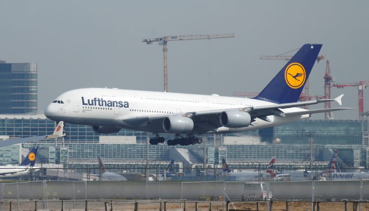 لوفتهانزا الألمانية تلغي أكثر من ألف رحلة طيران بسبب إضراب عمال